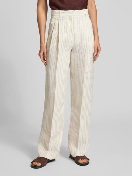 Frauenmodel trägt Wide Leg Leinenhose mit Tunnelzug Modell 'PELOTA' von Max Mara, Optik: Unifarben, Passform: Wide Leg, Verschluss: Tunnelzug, Bundabschluss: Elastisch, seitliche Eingrifftaschen, Material: Leinen, cremefarben mit feiner Streifenstruktur, Ganzkörperansicht von vorne.