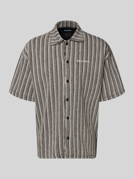 Produktfoto, Relaxed Fit Freizeithemd mit Label-Stitching Modell 'Forno' von Pegador, czarno-biały wzór, czysta bawełna, kołnierzyk kent, zapięcie na guziki, całkowity look, długość tyłu w rozmiarze M 74 cm, szerokość ramion w rozmiarze M 40 cm, długość rękawa w rozmiarze M 35 cm