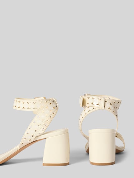 Produktfoto, helle Sandalette mit Blockabsatz Modell 'GASTINE' von Guess, Riemen mit Dornschließe, Absatzhöhe 7 cm, cremefarben, glatte Textur