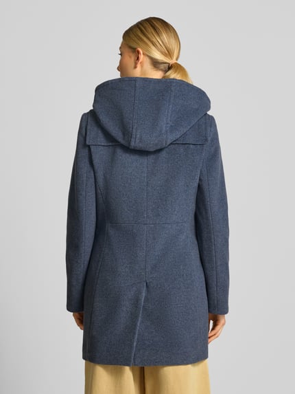 Frauenmodel trägt Regular Fit Dufflecoat aus Woll-Mix von Gil Bret in Blau, glatte Textur, Damen Dufflecoat, Ganzkörperansicht Rückansicht.
