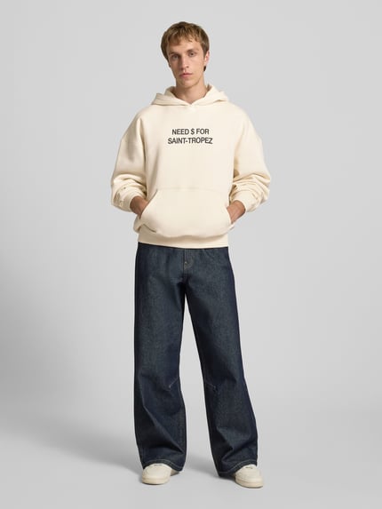 Männermodel trägt Oversized Hoodie aus Baumwoll-Mix Modell 'LEROY' von Only & Sons, unifarben, statement print, kängurutasche, sweat, ganzkörperansicht von vorne