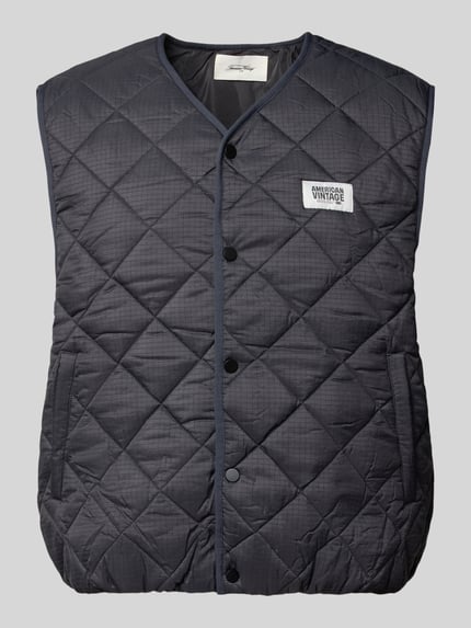 Produktfoto, Weste mit gestepptem Rautenmuster Modell 'YUPIBAM' von AMERICAN VINTAGE in Dunkelgrau, unifarben, Rautenmuster, Druckknöpfe, Label Patch, seitliche Eingrifftaschen, strukturierte Webware, V-Ausschnitt, abgerundeter Saum
