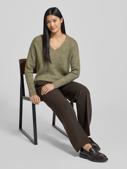 VERO MODA Regular Fit Strickpullover mit V-Ausschnitt Modell 'CREWLEFILEGLITTER' Oliv 1