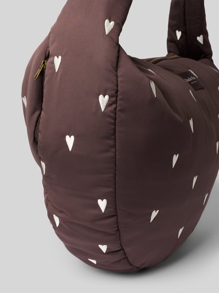 Produktfoto, Handtasche mit Stitchings und Label-Detail von STUDIO NOOS, Hauptfach mit Reißverschluss, Schulterriemen, Breite 50 cm, Länge 35 cm, Tiefe 11 cm, Länge Schulterriemen 77 cm, braune Oberfläche mit weißen Herz-Stitchings, weiche Struktur