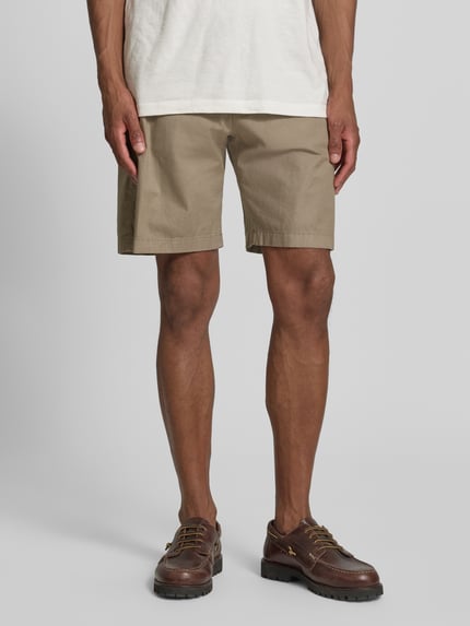 Männermodel trägt Shorts mit Gesäßtaschen Modell 'YASAN' von Drykorn aus Leinen-Baumwoll-Mix Regular-Fit, Ganzkörperansicht von vorne.