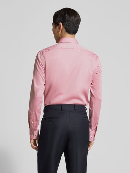 Männermodel trägt Regular Fit Freizeithemd aus Baumwoll-Mix Modell 'H-JOE-K-C1-261' von BOSS in Rosa, Ganzkörperansicht Rückansicht