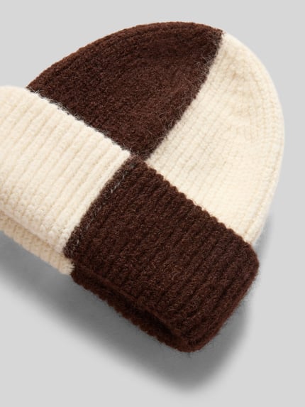 Produktfoto, czapka w kolorach brązowym i kremowym, imitacja dzianiny, wzór w paski, prążkowana dzianina, szeroki brzeg, Mütze mit breitem Umschlag Modell 'PCALINA HOOD BC' von PIECES, wykończenie materiału: prążkowana dzianina, imitacja dzianiny, wzór w paski, ściągacz: z szerokim brzegiem
