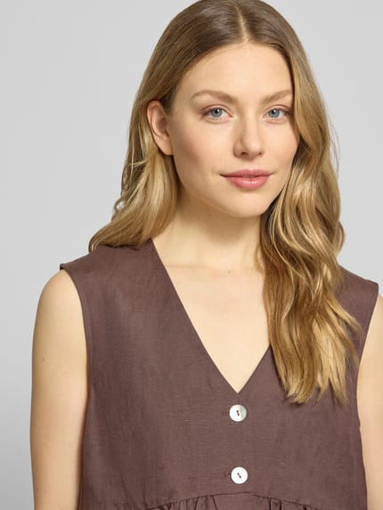 Frauenmodel trägt Top aus Leinen-Mix mit Viskose-Anteil von Christian Berg Woman Selection in Braun, V-Ausschnitt, Knopfverschluss, Raffung, Tailliert, Nahaufnahme Oberkörper.