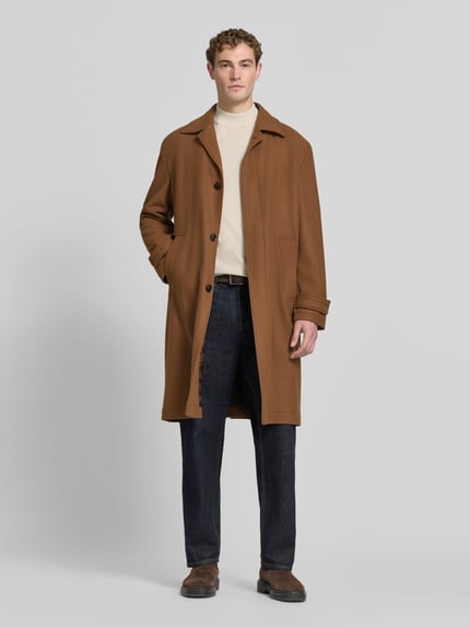 Männermodel trägt Wollmantel mit verdeckter Knopfleiste von STRELLSON in Braun, strukturierte Oberfläche, Regular Fit, Ganzkörperansicht von vorne.