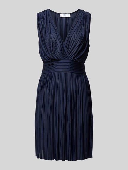 Produktfoto, Knielanges Cocktailkleid in Falten-Optik Modell 'Linn' van Guido Maria Kretschmer WOMAN, met satijn, taillenaad, diepe V-hals, knielengte, blauwe kleur, taillierte fit, blickdichte onderrok, gladde structuur.