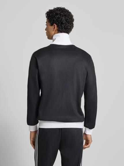 Mannelijk model draagt Sweatjacke mit Reißverschluss van adidas Originals, zwart-wit, katoenmix, losse pasvorm, rugaanzicht.