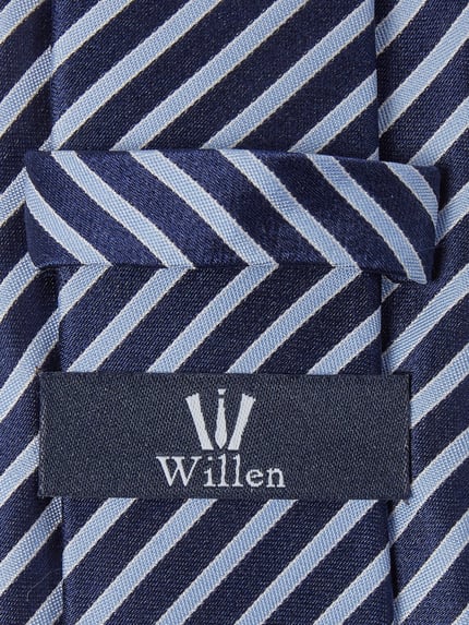 Produktfoto, Krawatte aus Seide van Willen, klassiek model in blauw met lichtblauw gestreept patroon, zijde textuur, breedte 7 cm.