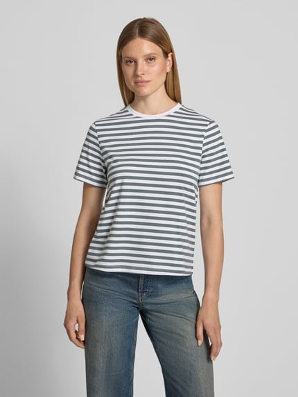 Frauenmodel trägt Damen T-Shirt mit grau-weißen Streifen aus Baumwoll-Elasthan-Mix, Regular-Fit, T-Shirt mit Rundhalsausschnitt Modell 'NORA' von VILA, Rückenlänge bei Größe S 57 cm, Ganzkörperansicht von vorne.