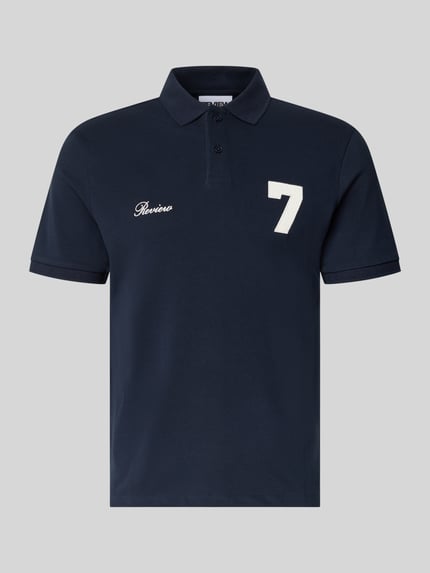 Produktfoto, Regular Fit Poloshirt mit Logo-Stitching von REVIEW, granatowy kolor, bawełna, kołnierzyk polo, krótki rękaw, długość tyłu w rozmiarze M: 65 cm