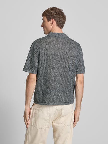Männermodel trägt Regular Fit Strick-Poloshirt Modell 'CASSIS' von Jack & Jones in Grau aus reiner Baumwolle, Rückenlänge 66 cm, Ganzkörperansicht Rückansicht.