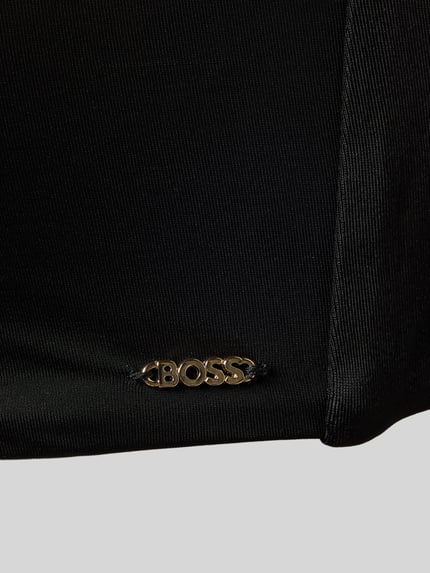 Produktfoto, schwarzes Bikini-Oberteil mit Label-Applikation Modell 'BANDEAU' von BOSS, unifarbene Stretch-Textur, Detailaufnahme