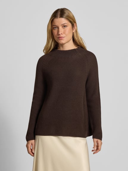 Frauenmodel trägt Strickpullover mit Stehkragen von monari, Baumwoll-Mix, Regular Fit, Grobstrick, braune Farbe, Ganzkörperansicht von vorne.