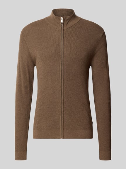 Produktfoto, Slim Fit Strickjacke aus Baumwoll-Mix Modell 'lagoon' von Matinique, brązowy kolor, stójka, elastyczne wykończenia, krój slim fit, długość tyłu w rozmiarze M 72 cm, długość rękawa w rozmiarze M 76 cm