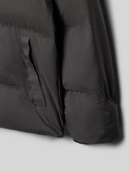 Produktfoto, Regular Fit Steppjacke mit Kapuze Modell 'Kaito' von Jack & Jones, dunkle Farbe, glatte Steppstruktur, Eingrifftaschen, elastische Ärmelabschlüsse, Reißverschluss, kinder, Größe 140 Rückenlänge 60 cm, Schulterbreite 40 cm, Ärmellänge 53 cm