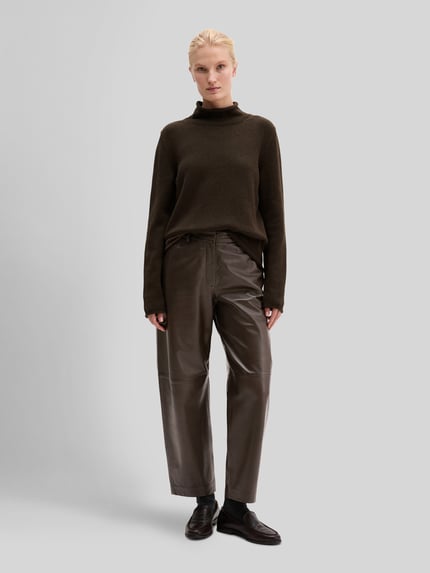 Modelka kobieca ma na sobie Turtleneck aus reiner Baumwolle od MARC O'POLO, kolor jednolity, tekstura dzianinowa, strukturalny wzór, golf, długie rękawy, ściągacz przy dole, dzianina z czystej bawełny, pełny widok z przodu.