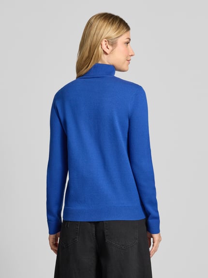 Frauenmodel trägt Regular Fit Rollkragenpullover aus Viskosemix von BETTY BARCLAY in Unifarbe Blau, Strickoptik, Ganzkörperansicht Rückansicht.