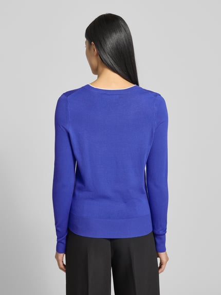 Vrouwenmodel draagt gebreide pullover met ribboorden van Christian Berg Woman, viscosemix, slim fit, ronde hals, ruglengte 59 cm, mouwlengte 62 cm. Ganzkörperansicht Rückansicht.