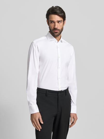 Männermodel trägt Slim Fit Business-Hemd mit Stretch-Anteil Modell 'Hank Hai' von BOSS, Weiß, Unifarbenes-Design, Ganzkörperansicht von vorne. Baumwoll-Mix, Haifischkragen, durchgehende Knopfleiste, Sportmanschetten, abgerundeter Saum, schlichte Textur. Rückenlänge 78 cm, Schulterbreite 48 cm, Ärmellänge 68 cm bei Größe 40.