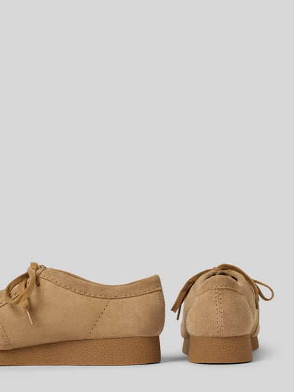Produktfoto, Schnürschuhe aus Leder mit Gummisohle Modell 'Wallabee' von Clarks in Beige, runde Form, robuste Gummisohle, Echtleder, Schafthöhe 7 cm, Schaftweite 12 cm, Absatzhöhe 3 cm.