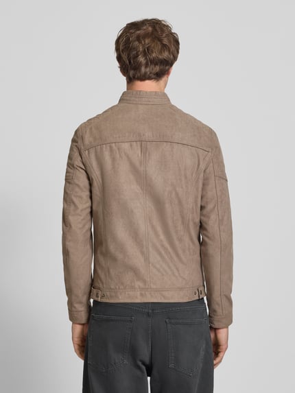 Männermodel trägt Jacke in Leder-Optik Modell 'JEROCKY' von JACK & JONES in beige, Nauwsluitend, Ruglengte 65 cm, Ganzkörperansicht Rückansicht