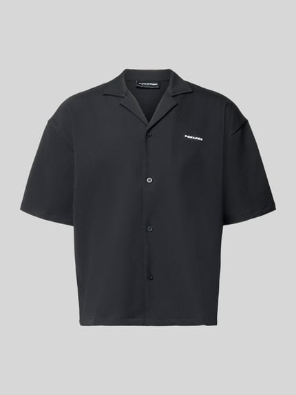 Produktfoto, schwarzes Relaxed Fit Freizeithemd mit Reverskragen Modell 'Troy' von Pegador, Logo-Stitching, strukturierte Oberfläche, Kurzarm, Knopfleiste