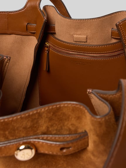 Produktfoto, Tote Bag in Suede-Optik von Tory Burch, główna przegroda z zapięciem na magnes, smukłe paski na ramię, detal z logo, przegródka zapinana na zamek błyskawiczny, szerokość w rozmiarze 1: 40 cm, długość w rozmiarze 1: 2 cm, głębokość w rozmiarze 1: 17 cm, imitacja weluru, ciepły brąz i karmel, gładkie i matowe faktury