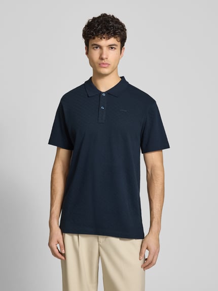 Männermodel trägt Regular Fit Poloshirt mit Logo von G-Star Raw aus puur katoen, donkerblauw, knoopsluiting, ruglengte maat M 74 cm, heren, ganzkörperansicht von vorne.