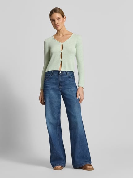 Frauenmodel trägt Strickjacke mit V-Ausschnitt von Tom Tailor Denim in Mintgrün, Feinstrick, Regular Fit, langarm, einreihige Knopfleiste, Ganzkörperansicht von vorne.