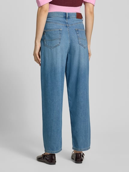 Frauenmodel trägt Tapered Fit Jeans aus Baumwoll-Mix Modell 'ADDISON' von Pepe Jeans in mittelblauem Denim mit Label Patch, 5-Pocket-Design, Ganzkörperansicht Rückansicht.