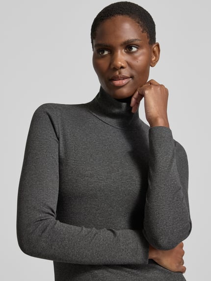 Frauenmodel trägt Langarmshirt mit Rollkragen Slim Fit von MARC O'POLO, dunkelgrau, unifarben, strukturiert, Nahaufnahme Oberkörper.