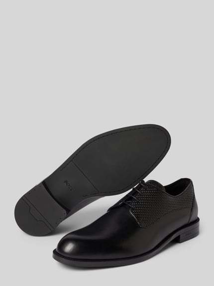 Produktfoto, czarne buty sznurowane ze skóry model 'TAYIL' od BOSS, gładka powierzchnia, widoczne tekstury, produkt męski