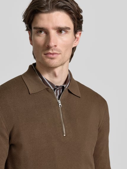 Männermodel trägt Slim Fit Pullover mit Polokragen Modell 'GUNA' von Samsøe Samsøe in Braun, Nahaufnahme Oberkörper.