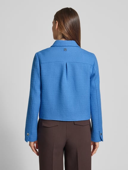 Modelka kobieca nosi Regular Fit Kurtka z wykładanym kołnierzem Model 'Nilsa' od MOS MOSH z mieszanki bawełny, nakładane kieszenie, listwa guzikowa, długość tyłu 51 cm, szerokość w rozmiarze 36: 52 cm, długość rękawów 62 cm, kolor niebieski, tekstura strukturalna, widok całej sylwetki od tyłu.