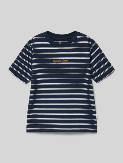 Produktfoto, T-Shirt mit Streifenmuster und Stitching von Jack & Jones, ciemnogranatowe z białymi paskami, czysta bawełna, krój regular fit, okrągły dekolt, długość tyłu w rozmiarze 140: 52 cm