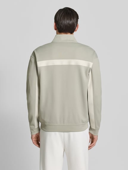 Männermodel trägt Relaxed Fit Sweatjacke mit Baumwoll-Anteil Modell 'DARTI' von HUGO, Optik: Unifarben, Ganzkörperansicht Rückansicht.