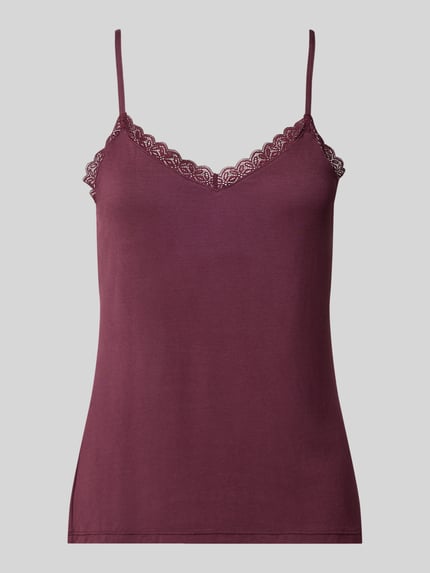 Produktfoto, Regular Fit Top aus Modal-Mix von Jake*s Casual in Bordeaux mit feiner Spitzenkante und glatter Textur vor grauem Hintergrund.
