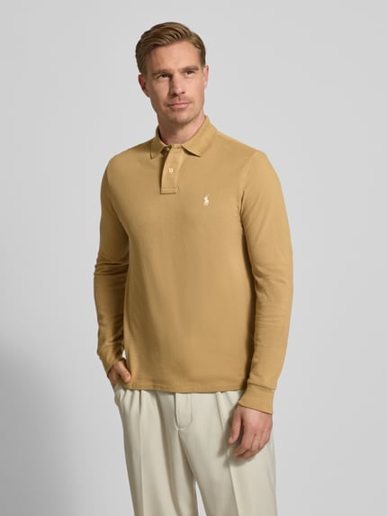 Männermodel trägt Poloshirt mit Label-Stitching von Polo Ralph Lauren in Beige, Regular Fit, reine Baumwolle, Nahaufnahme Oberkörper.