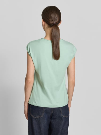 Kobieta modelka nosi T-Shirt mit Rundhalsausschnitt und Rollsaum od Christian Berg Woman w kolorze miętowym, czysta bawełna, krój regular fit, długość tyłu w rozmiarze S: 57 cm, pełny widok z tyłu.