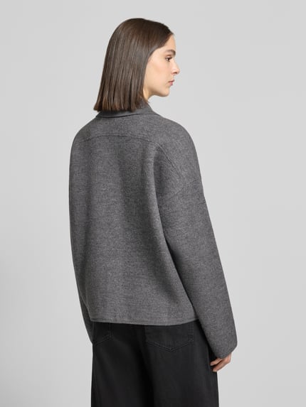 Frauenmodel trägt Cardigan aus Wolle mit Umlegekragen und Knopfleiste von Stefanel in Dunkelgrau, lockerer Schnitt, Rückenansicht, KI-modifiziertes Bild.