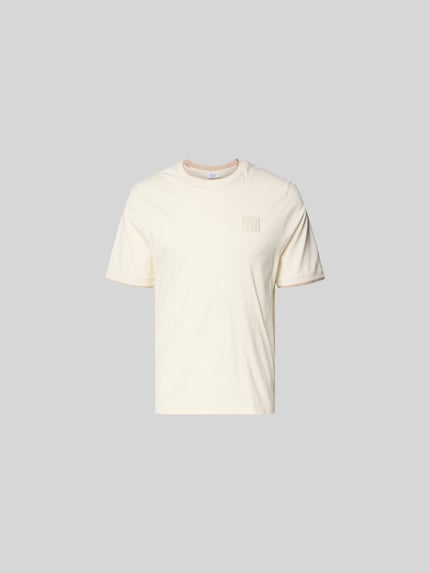 Produktfoto, Slim Fit T-Shirt aus Baumwolle von MAISON KITSUNÉ, męski t-shirt z bawełny, krój slim fit, okrągły dekolt, detal z logo, wykończenia w kontrastowym kolorze, długość tyłu w rozmiarze m: 69 cm, kolor kremowy, gładka faktura