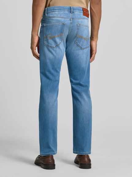 Männermodel trägt Jeans aus Candiani Denim Modell 'Lyon' von Pierre Cardin, hellblau, Tapered Fit, Ganzkörperansicht Rückansicht. Baumwoll-Mix mit Stretch-Anteil, Bundweite 42 cm, Innenbeinlänge 79 cm.