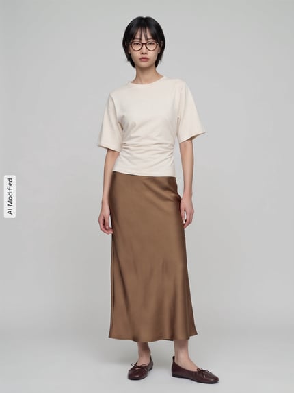 Frauenmodel trägt Leicht ausgestellter Maxi-Rock mit elastischem Bund von Jake*s Collection in Braun, glatte Textur, Ganzkörperansicht von vorne, KI-modifiziertes Bild.