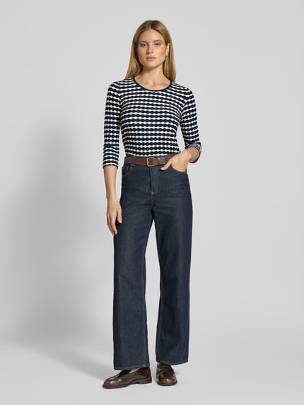 Vrouwenmodel draagt T-Shirt im Allover-Look met 3/4-arm van Betty Barclay, slim fit, ronde hals, donkerblauwe en witte print, vooraanzicht full-body.