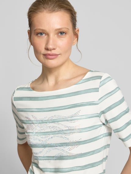 Frauenmodel trägt Damen T-Shirt aus Viskose-Elasthan-Mix mit Ziersteinbesatz von Betty Barclay, grün-weiß gestreift, Rundhalsausschnitt, Regular-Fit, 1/2-Arm, Rückenlänge 61 cm bei Größe 36, Nahaufnahme Oberkörper.