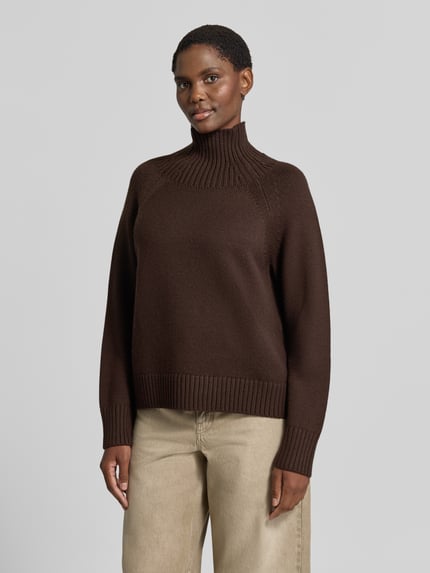 Vrouwenmodel draagt gebreide pullover uit puur linnen van MICHAEL Michael Kors, los model, opstaande kraag in riblook, Raglanmouwen, ribboorden, ruglengte maat S 67 cm, mouwlengte maat S 48 cm, donkerbruin, gestructureerd oppervlak, Ganzkörperansicht van voren.